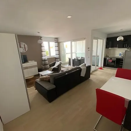 Erika Apartman *